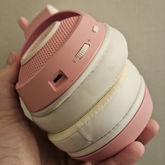 Hello Kitty Razer Kraken Bluetooth Gaming Headset - Picture 4 of 4